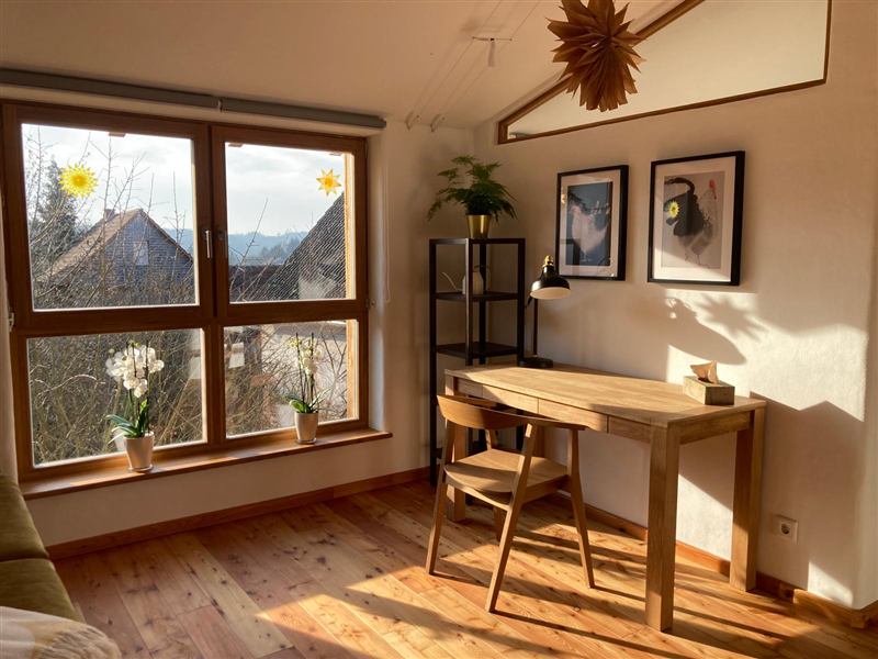 Schreibtisch am Fenster