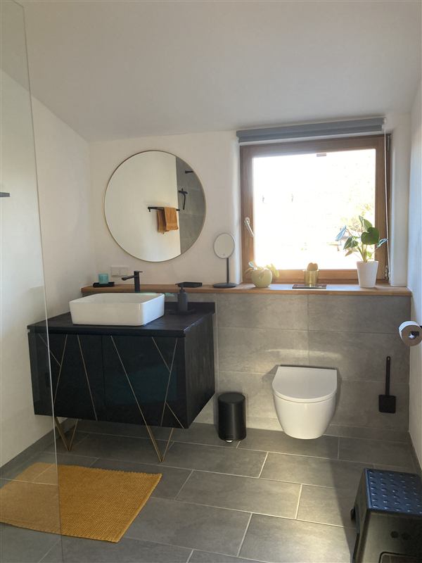 Modernes Badezimmer mit Waschtisch und Fenster