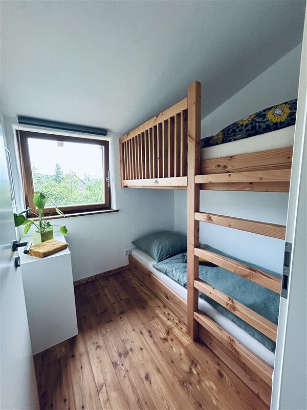 Zweites Schlafzimmer mit massivem Hochbett aus Holz