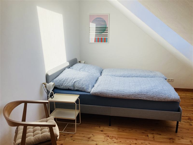 Schlafzimmer mit Doppelbett unter der Dachschräge