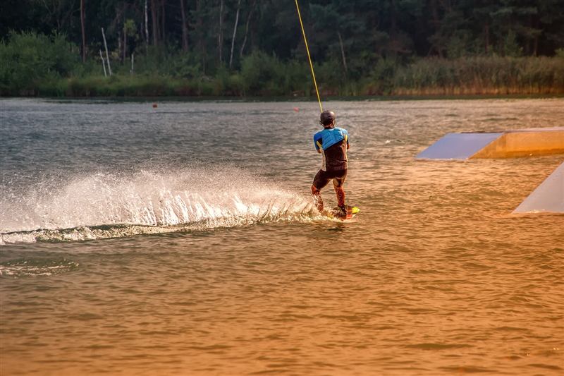 Wakeboarder auf dem See