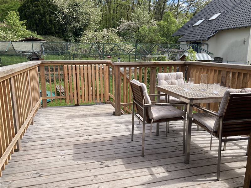 Terrasse mit Sitzgruppe und Blick in den Garten